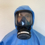 Arbeiter mit Atemschutzmaske - Schimmelpilzsanierung trotz Corona